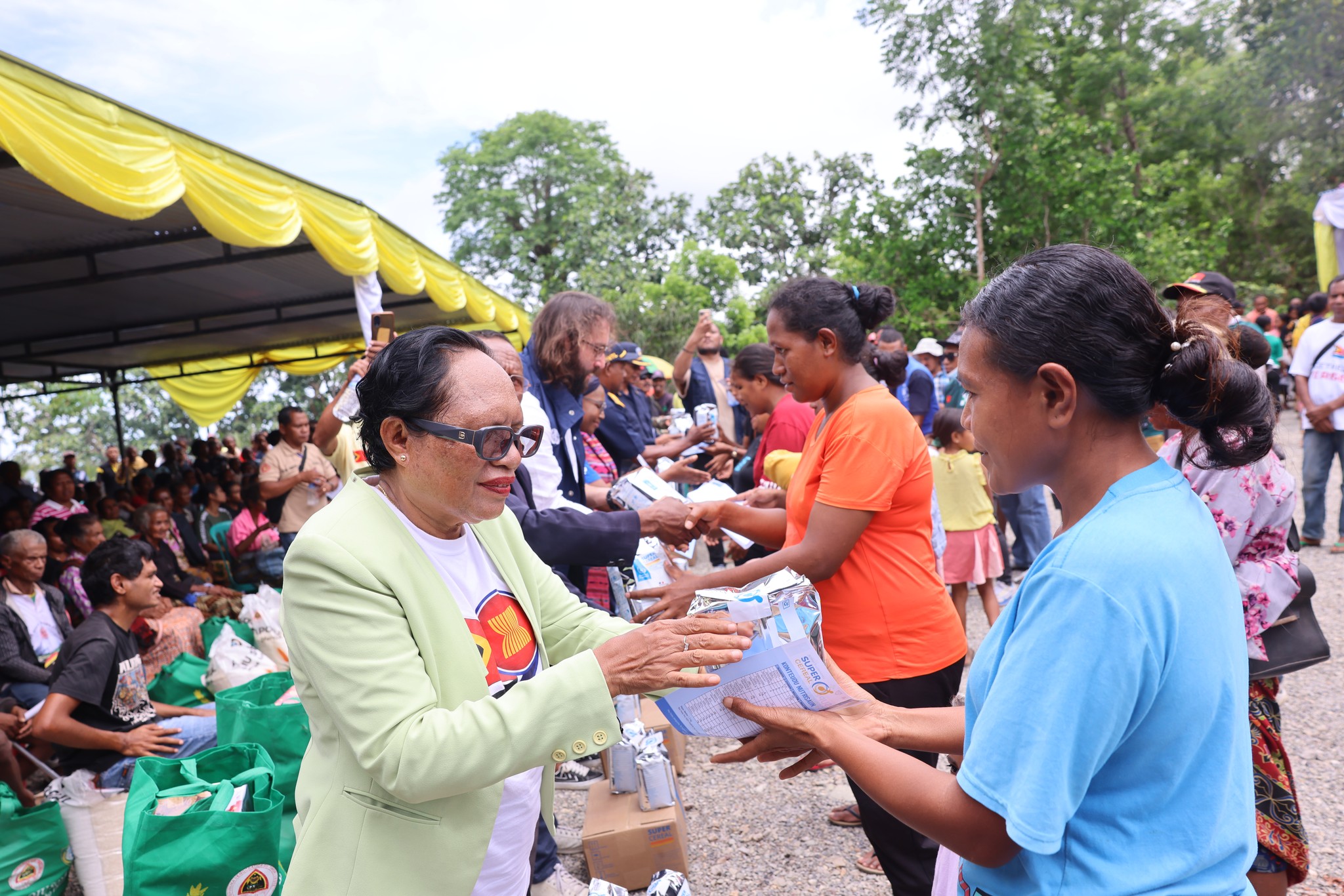 Ministra MSSI Distribuisaun Ai-han ho Pakote Komplementar iha Postu Quelikai